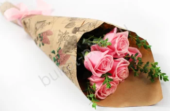 Букет из 5 розовых роз с лентой